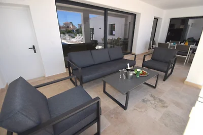 Villa Suerte am Kanal mit Pool