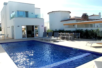 Villa Kingdome, Aria, canale