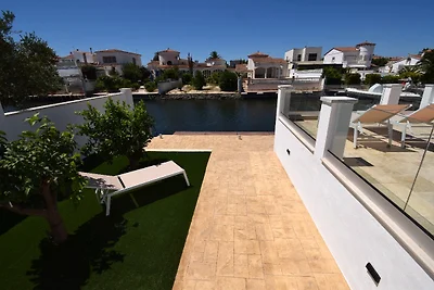 Villa Suerte am Kanal mit Pool