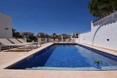 Villa Suerte am Kanal mit Pool