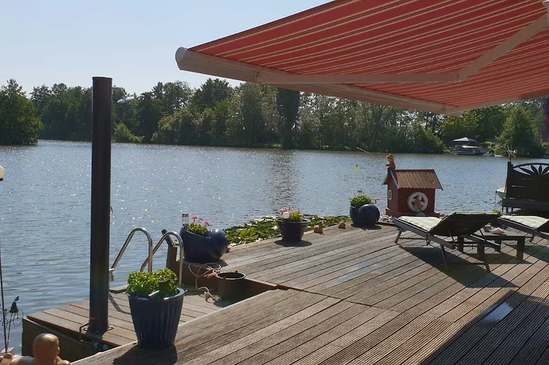 Sonnige Terrasse mit Seeblick, Solardusche, Stegleiter, Outdoor-Möbeln und Markise