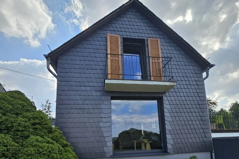 Freistehendes Haus mit Schiefer