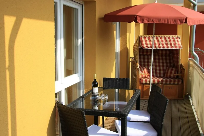 17 m² großer Balkon mit Strandkorb und Sitzmöbeln