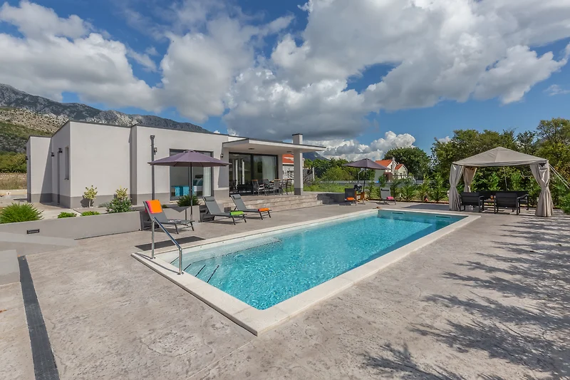 Pool, Villa, Sonnenliegen und Schirme im grünen Resort genießen!