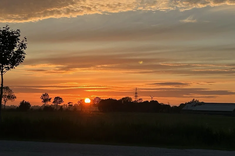 Spektakulärer Sonnenuntergang mit leuchtendem Himmel und Wolkenspiel.
