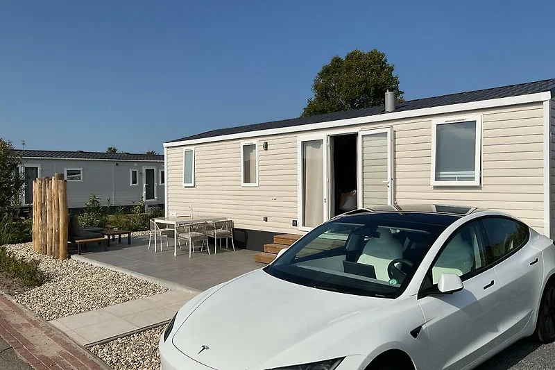 Exklusive Fahrzeuge und Parkmöglichkeiten direkt vor dem Haus.