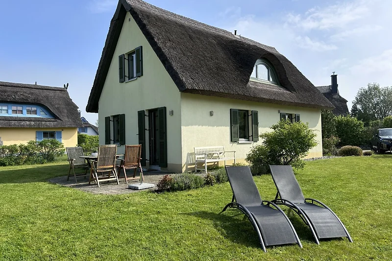 Reetgedecktes Cottage direkt an der Küste mit Blick aufs Meer.