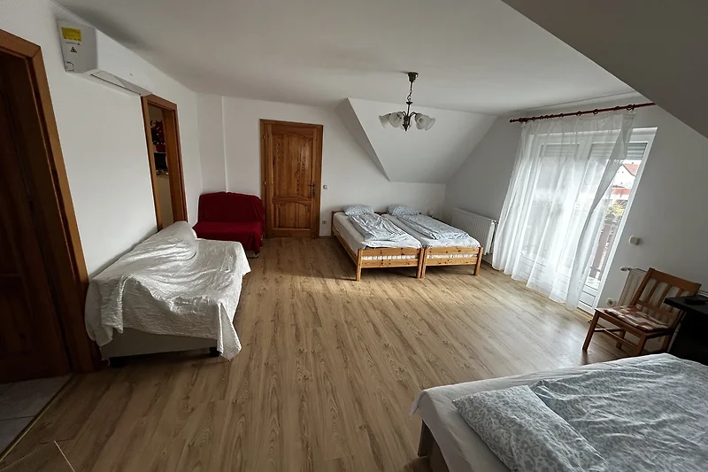 Natürliches Holz mit schöner Maserung und viel Tageslicht im Raum.