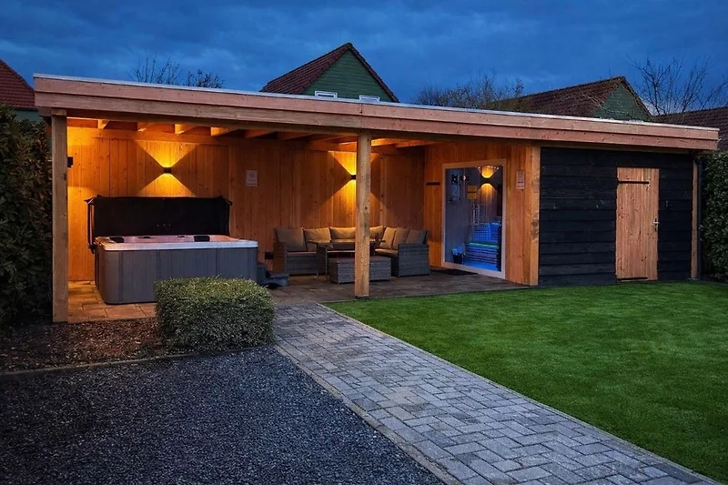Großzügige Terrasse mit Holzdeck, Gartenpavillon und Pool im Grünen.
