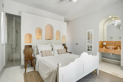 Sunscape Strand Villa by Cadenzalux