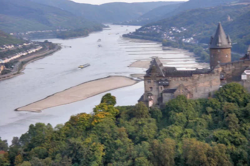 Hoch über Bacharach mit Blick auf das Rheintal bei Niedrigwasser - im Hintergrund rechts Rheindiebach.