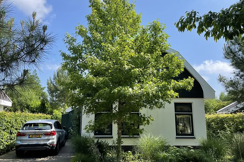 Cottage mit großem Rasen, gepflegtem Hof und praktischem Zufahrtsweg.