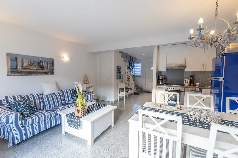 Penthouse-Apartment mit Sofa, Holzdetails, Esstisch und Lampen.