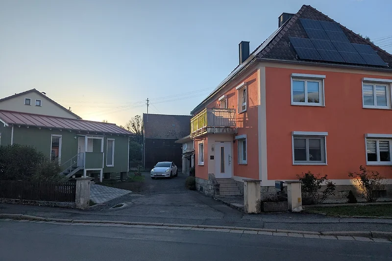 Geräumiges Haus mit Parkplatz und großem Fenster im ruhigen Wohngebiet.
Naherholungsgebiet und Bahnanbindung.