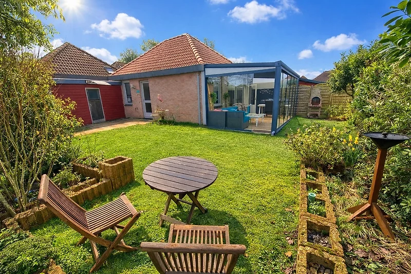 Villa mit Pool, Sonnenterrasse und weitläufigem, grünem Außenbereich.