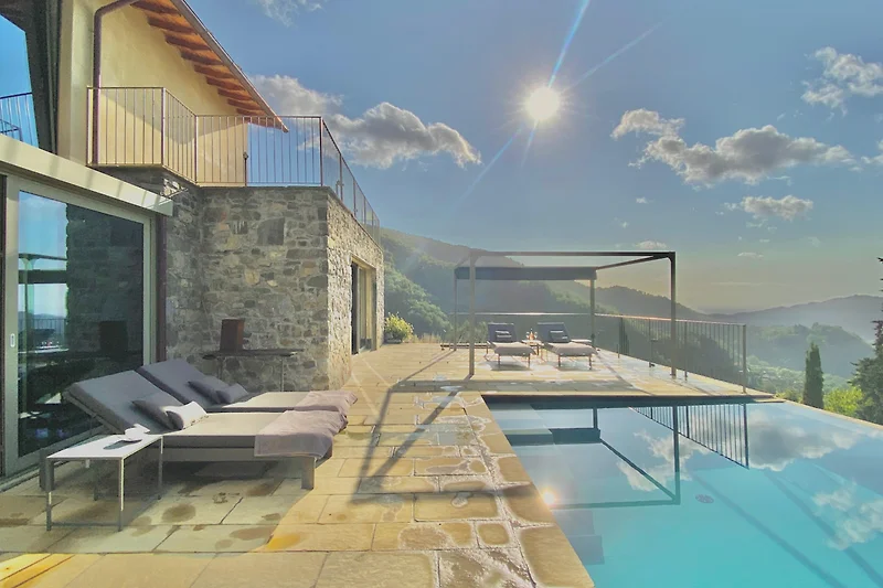 Villa aus Verbundmaterial mit Pool im Bergdorf des Eco-Hotels.