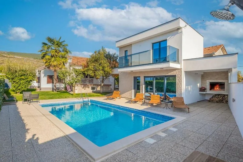 Villa mit Pool im Wohngebiet – genießen Sie entspannte Ferientage!