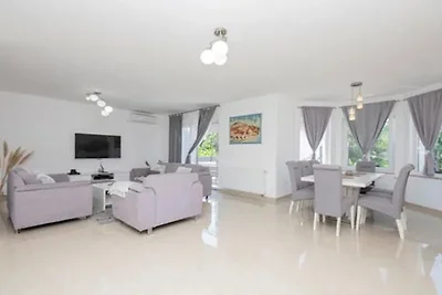 Ana mit Pool und Whirpool