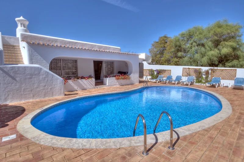 Privater Pool mit Liegestühle