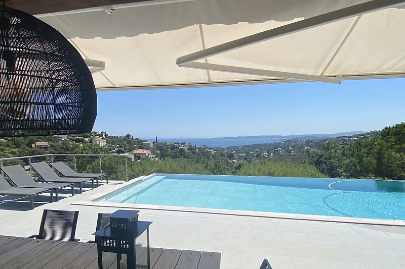 Pool, Sonnenliegen und Schirme – entspannen im Resort mit Ausblick.