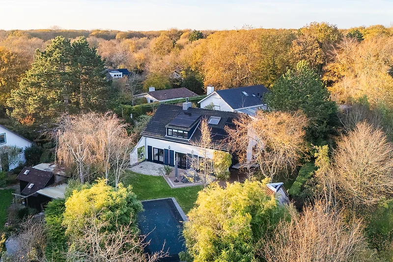 Großzügiges Anwesen mit Garten, Bäumen und weiter Aussicht von oben.