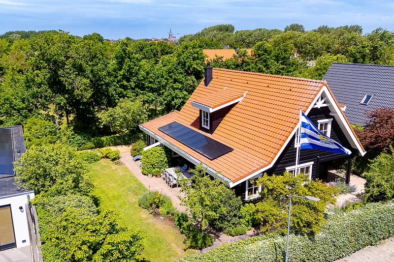 Weitläufiges Anwesen mit Villa, Zufahrt und gepflegter Gartenanlage.