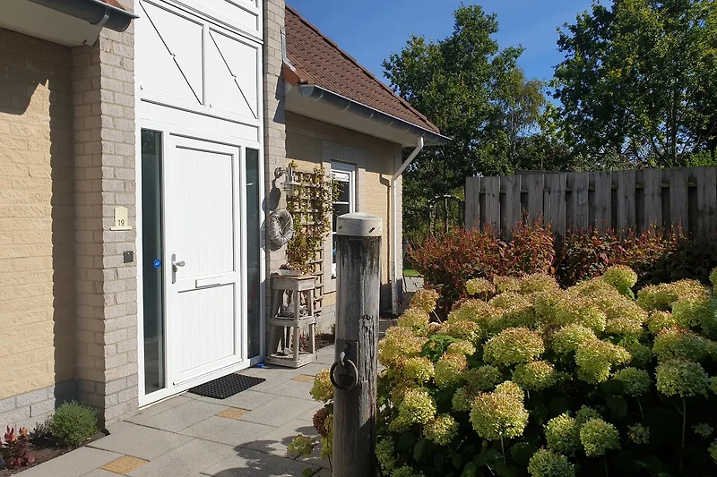 Eingangsbereich mit Garten