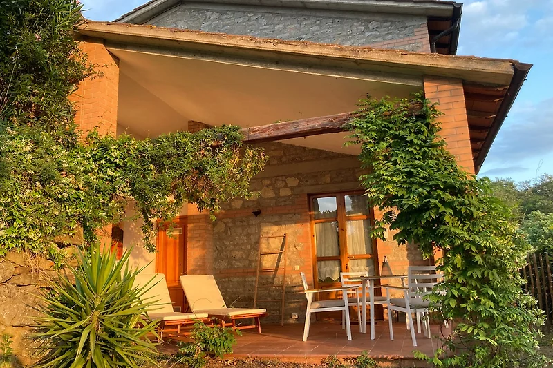 Überdachte Terrasse mit Liegen und Essplatz