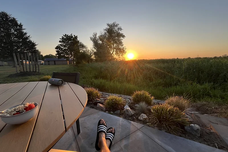 Abendsonne spiegelt sich eindrucksvoll mit Lichtreflexen und Hitze.