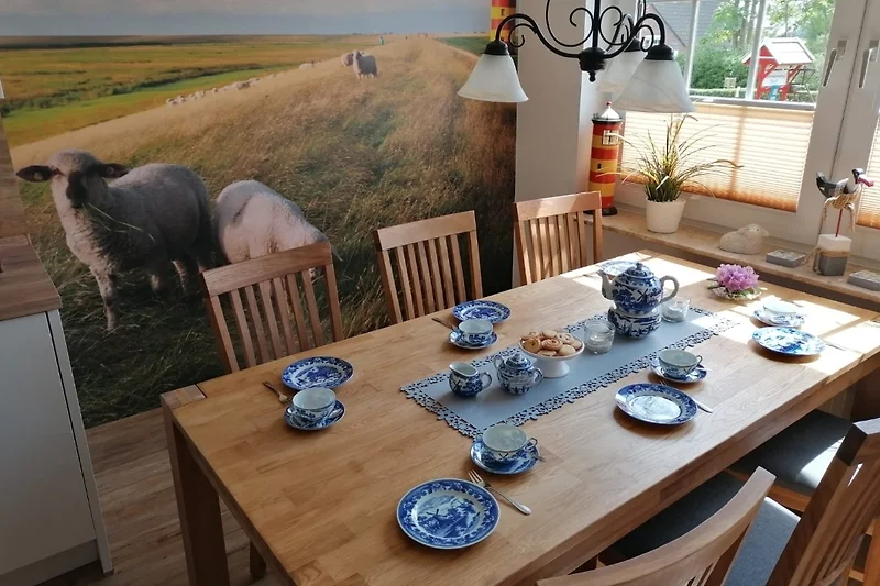 Hochwertige Holzmöbel und stilvolle Beleuchtung im Essbereich.