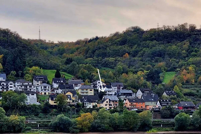 Ihre Ferienwohnung befindet sich im Haus unter dem weißen Pfeil.
