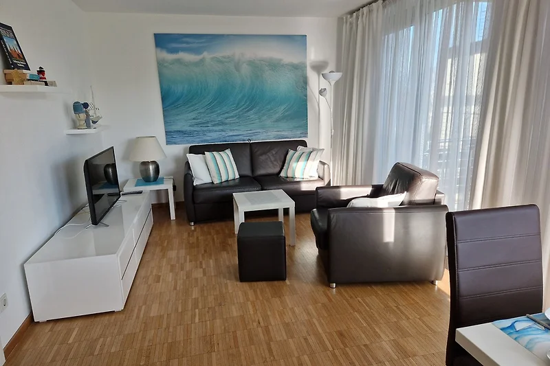 Großzügiger Wohnraum mit Schlafsofa, Parkett in der gesamten Wohnung.