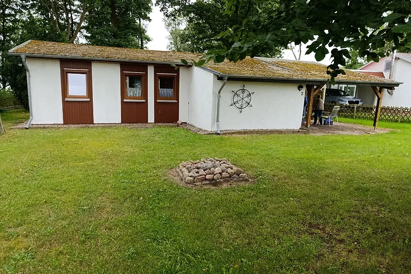 Weitläufiges Grundstück mit Stellplatz