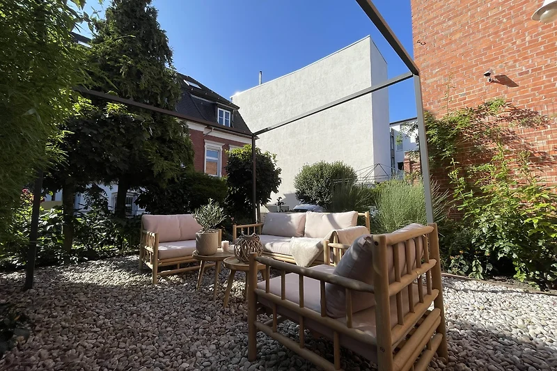 Ein gemütlicher Sitzplatz im Freien mitten im Grünen