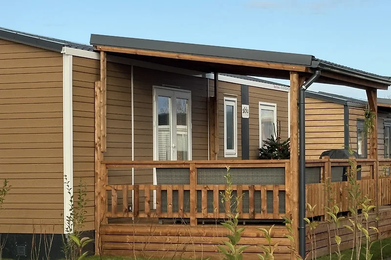 Überdachte Veranda aus Massivholz und mit Möglichkeit die Seitenwände Rundum zu verschließen.