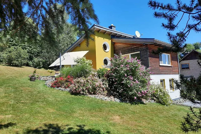 Freistehendes Haus mit weitläufigem Garten und schöner Terrasse.