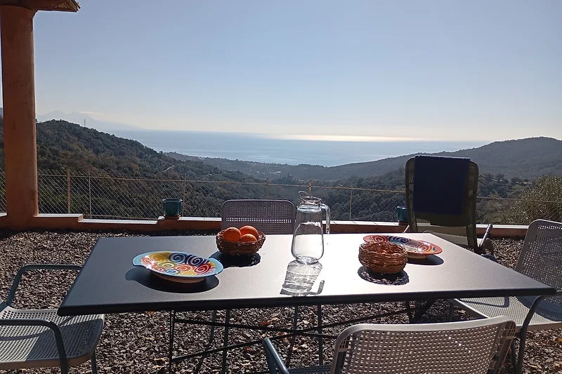 Nachhaltiges Eco-Hotel mit Ausblick, Essbereich und Outdoor-Möbeln.