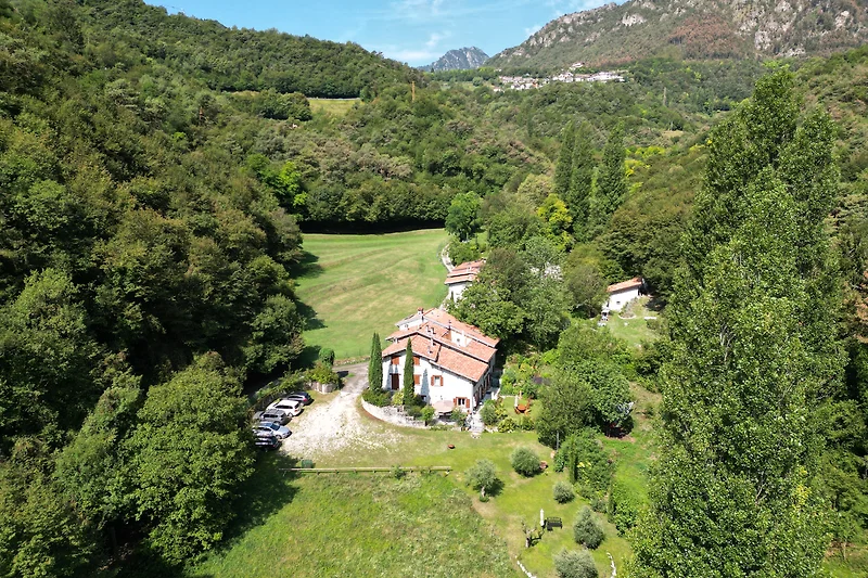 Natur pur: Haus mit Dachterrasse und Garten.