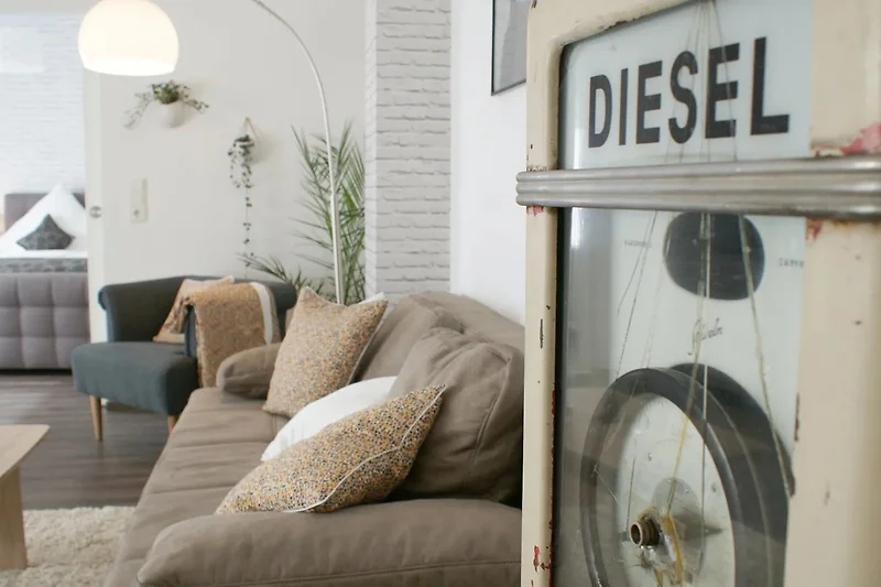 Wohnzimmer mit Loft-Charme und Sofa