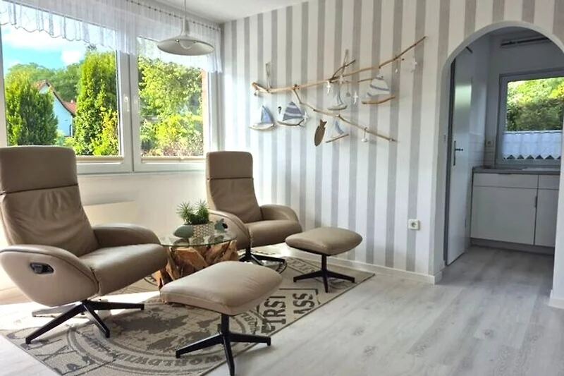 Großzügiges Sofa, Tagesbett und Lampen laden zum Verweilen ein.
