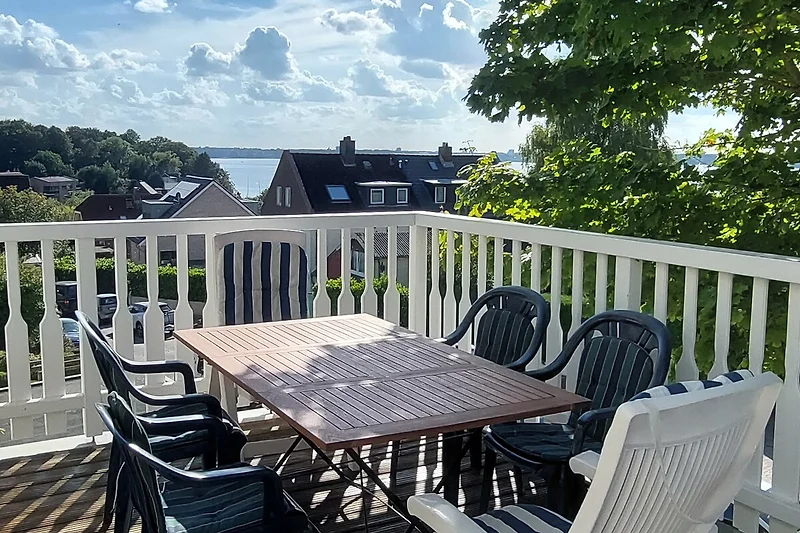 Großer Balkon mit Sitzgruppe und Blick auf die Kieler Förde