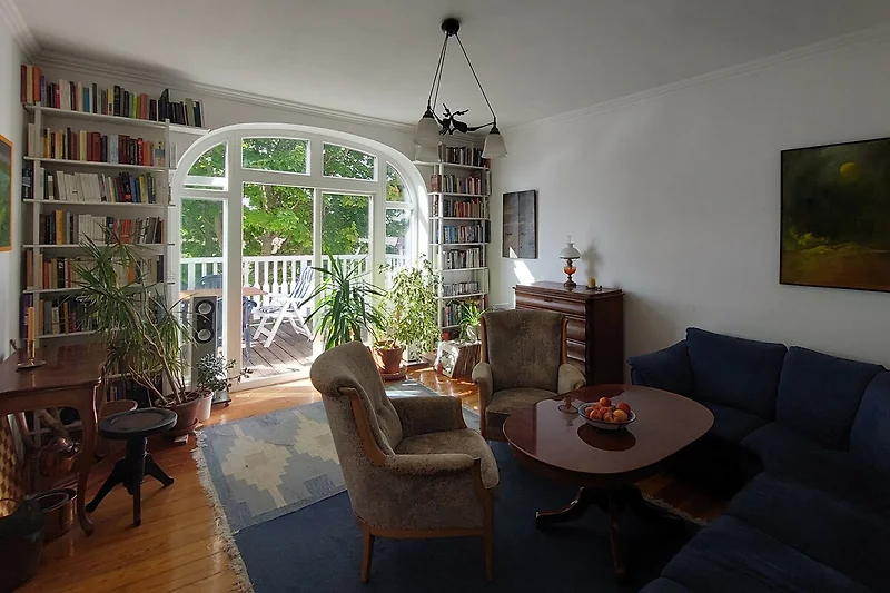 Wohnzimmer mit Tür zum Balkon