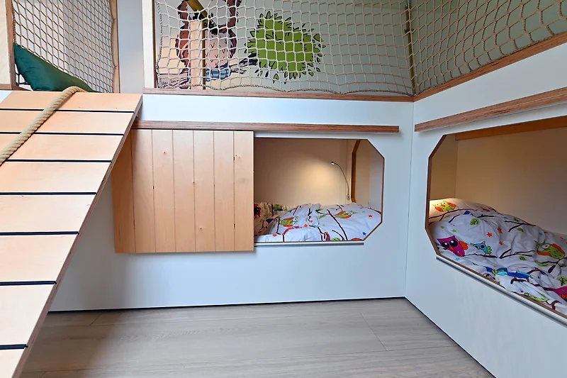 das Spiel- und Abenteuerbett ist ideal zum Austoben - abends fallen alle müde und zufrieden in die Schlafkojen