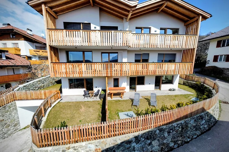 Cottage mit Balkon und Blick ins Grüne – Erholung pur genießen.