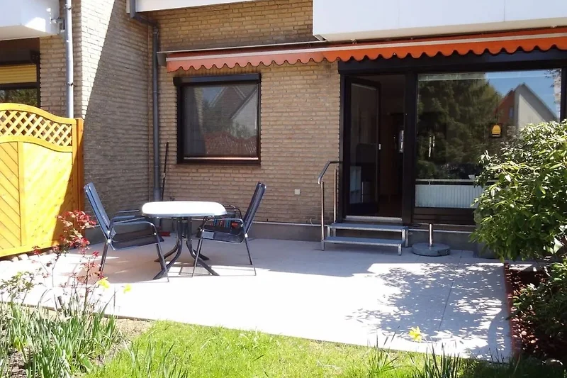 Garten mit großzügiger Terrasse und Sitzgelegenheiten