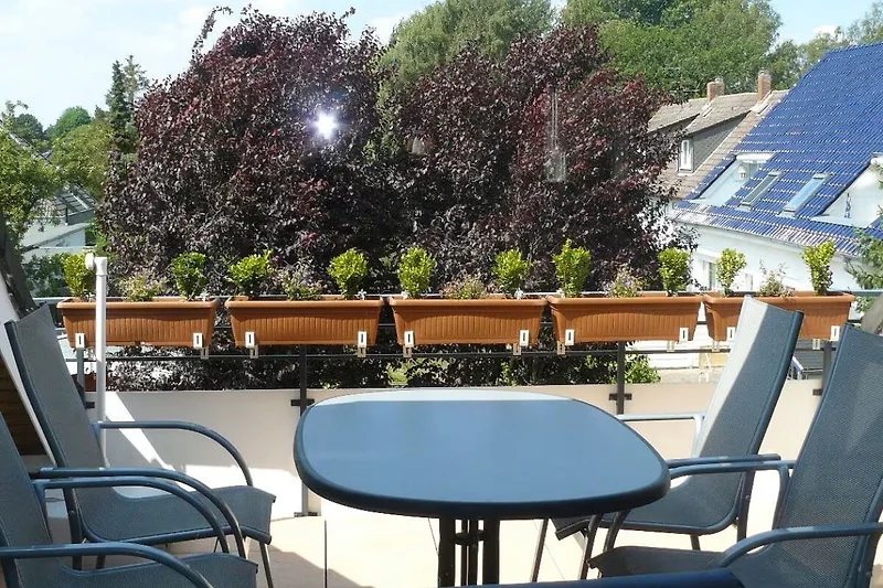 große Terrasse (ca. 10 Quadratmeter) mit Sonnenschutz (Markise) und Terrassenmöbeln für 4 Personen