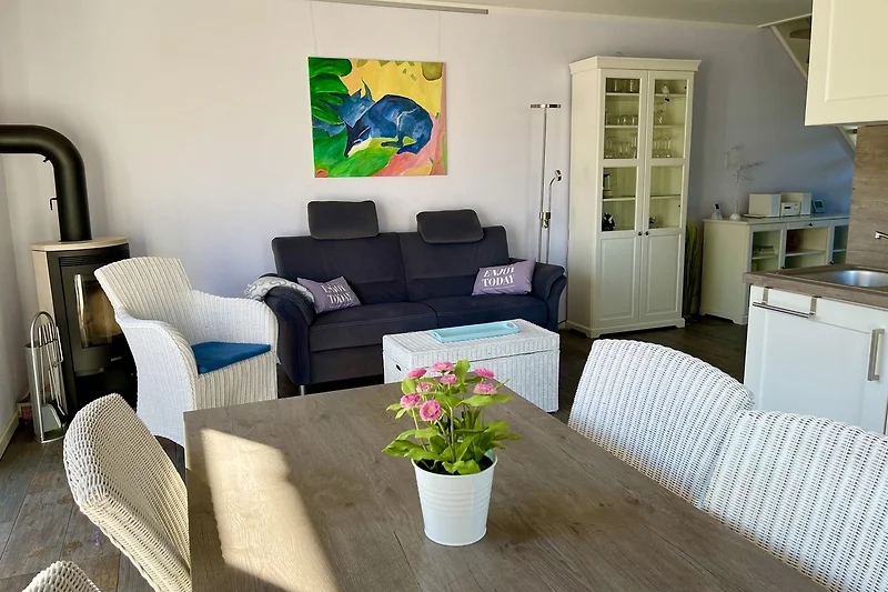 Offener Wohnbereich mit Esstisch, Sofa, Fernseher