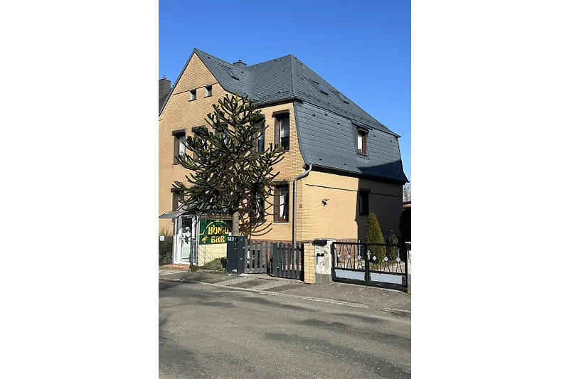 Hausansicht mit Apartment 1 OG