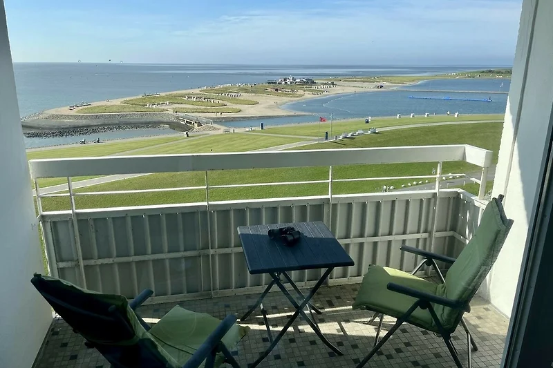 Apartment mit Balkon und direktem Meerblick.