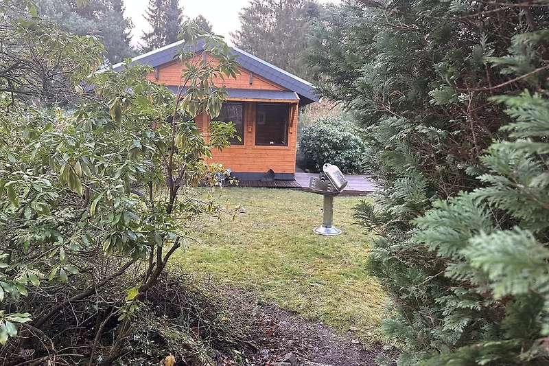Blockhaus mit großzügigem Gartenbereich.